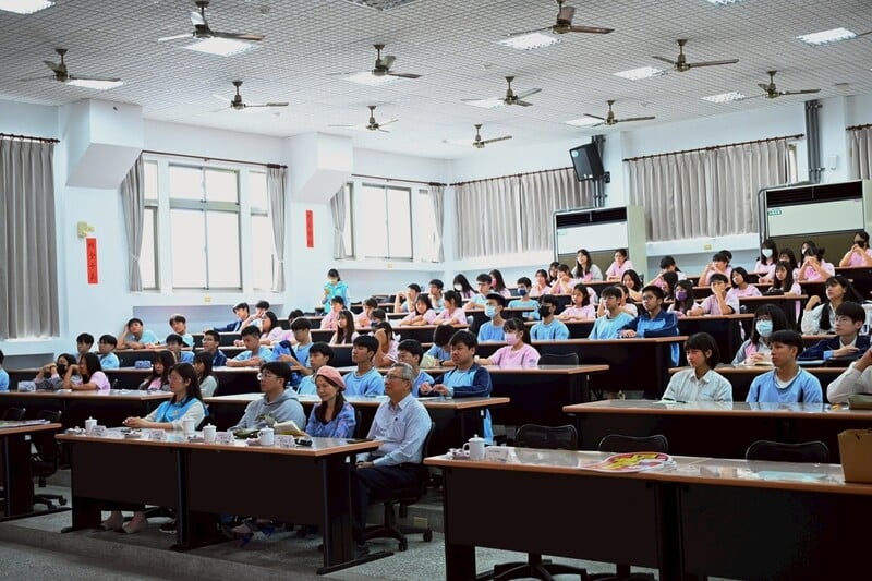 LINE_ALBUM_0515魏嘉彥返母校四維高中　支持文學創作鼓勵學子寫詩追夢_花蓮市長魏嘉彥日_250516_5_0f5af.jpg